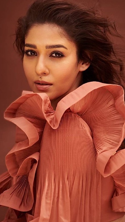 <p>एक्ट्रेस नयनतारा अपनी स्किन को UV रेज से बचाने के लिए सनस्क्रीन का हमेशा इस्तेमाल करती हैं। बिना सनस्क्रीन के नयनतारा घर के बाहर नहीं निकलती हैं। </p>
