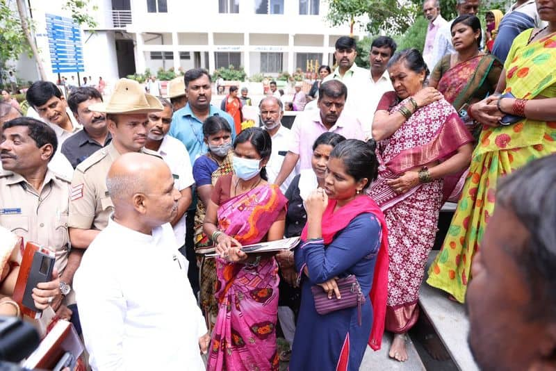 Minister Sharan Prakash Patil sudden visit to Kidwai-Indira Gandhi Children's Hospital today at bengaluru rav