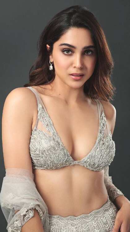 डीप वी नेक ब्लाउज