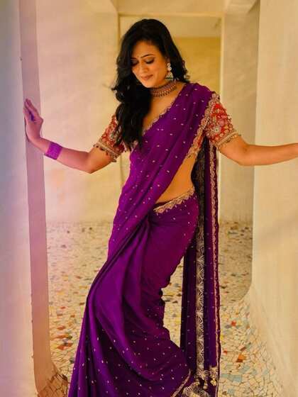 <p>श्वेता ने  शिफॉन परपल साड़ी पहनी है जिसके साथ उन्होंने रेड हैवी एंब्रॉयडरी ब्लाउज पहना है। कोरल ज्वेलरी, खुले बाल और मिनिमल मेकअप से लुक कंप्लीट किया है।</p>
