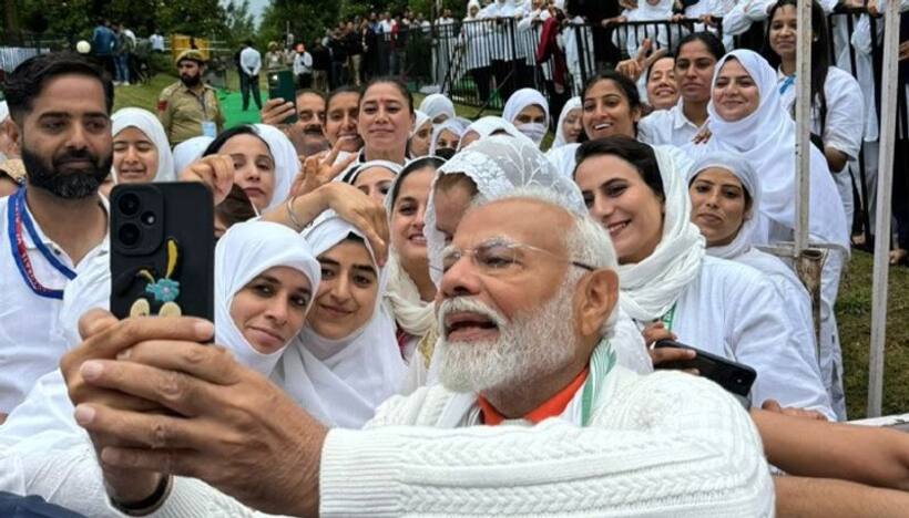 'Unparalled vibrancy...' PM Modi shares post yoga selfies from Srinagar (SEE PHOTOS)
