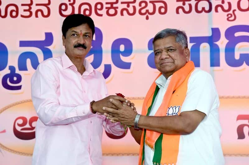 BJP MLA Ramesh jarkiholi spark against dk shivakumar and lakshmi hebbalkar at belagavi rav