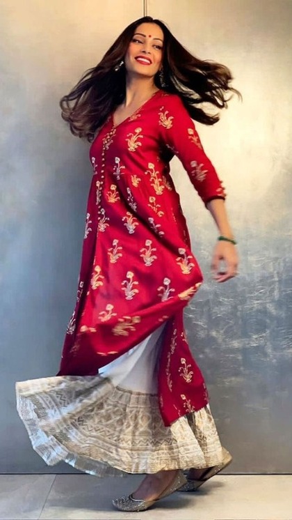 <p>बिपाशा बसु का रेड प्लाजो सेट हर किसी पर खिलेगा। बाजार और ऑनलाइन आप 1000 के अंदर ऐसा सेट मंगवा सकती हैं। साथ में ऑक्सीडेंट जूलरी वियर करना ना भूलें। </p>
