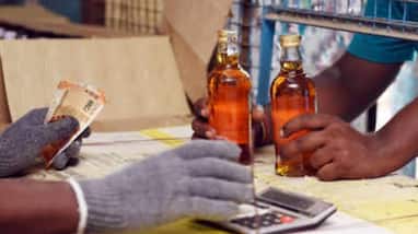 Employee suspended for buying extra Rs 10 for a bottle of liquor at a Tasmac shop KAK