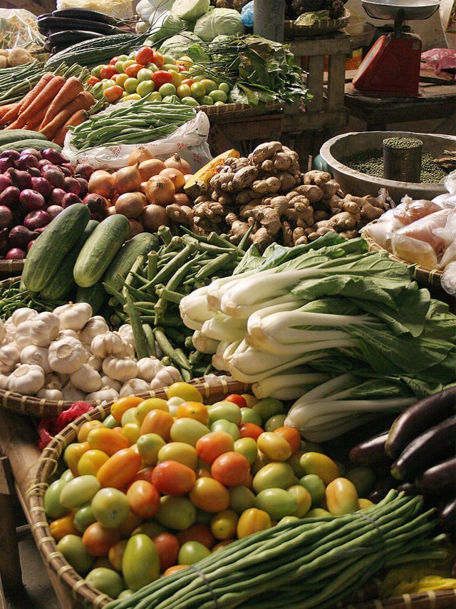 The prices of tomato ginger and garlic have reached the peak in Chennai Koyambedu market kak