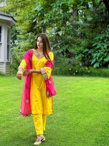 <p>हल्दी फंक्शन में पहनने के लिए मेहरीन का येलो कुर्ता सेट एकदम परफेक्ट है जिसके साथ उन्होंने फ्यूशिया नेट दुपट्टा पेयर किया है। खुले बाल और मिनिमल मेकअप से लुक कंप्लीट किया है।</p>
