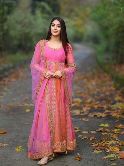<p>डॉ मेहरीन ने ऑरेंज और पिंक कंट्रास्ट का हेवी एंब्रायडर्ड अनारकली कुर्ता सेट पहना है। स्ट्रेट हेयर, पांव में मोजड़ी और मिनिमल मेकअप से लुक कंप्लीट किया है।</p>
