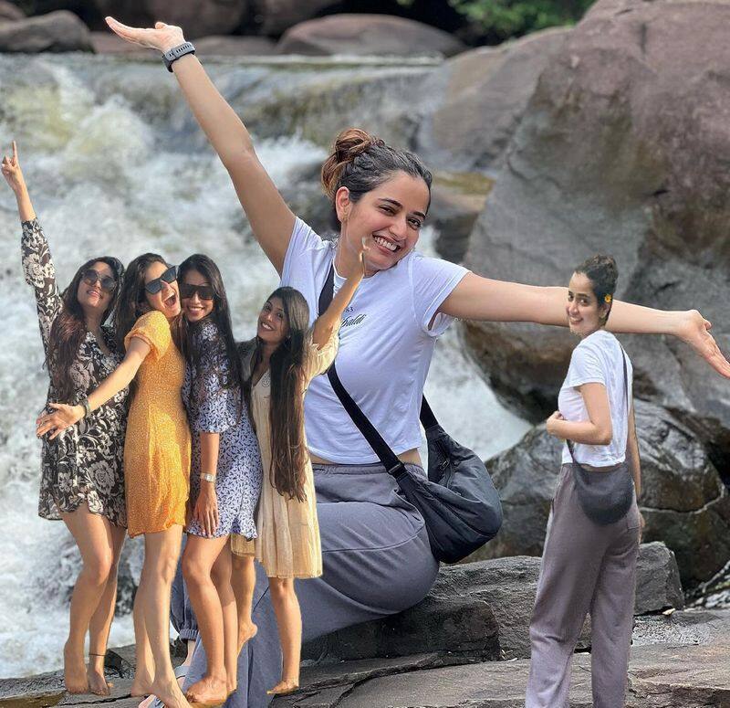 Ashika Ranganath enjoys with her friends in Mangalore pav