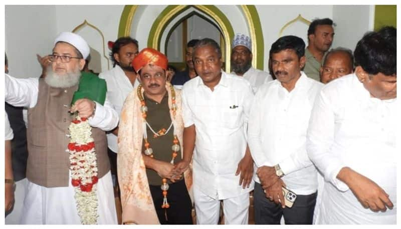 Minister zameer ahmed khan meet Moulana Sayed Tanveer Hashmi at vijayapura gow