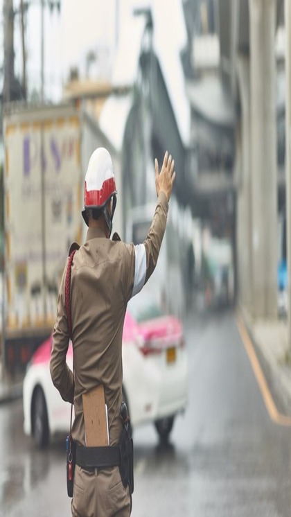 <p>अगर ट्रैफिक पुलिस नियमों का पालन करने के बावजूद चालान काट दे तो आप ये तरीके आजमा सकते हैं और आपको एक भी पैसा नहीं देना होगा।<br />
 </p>
