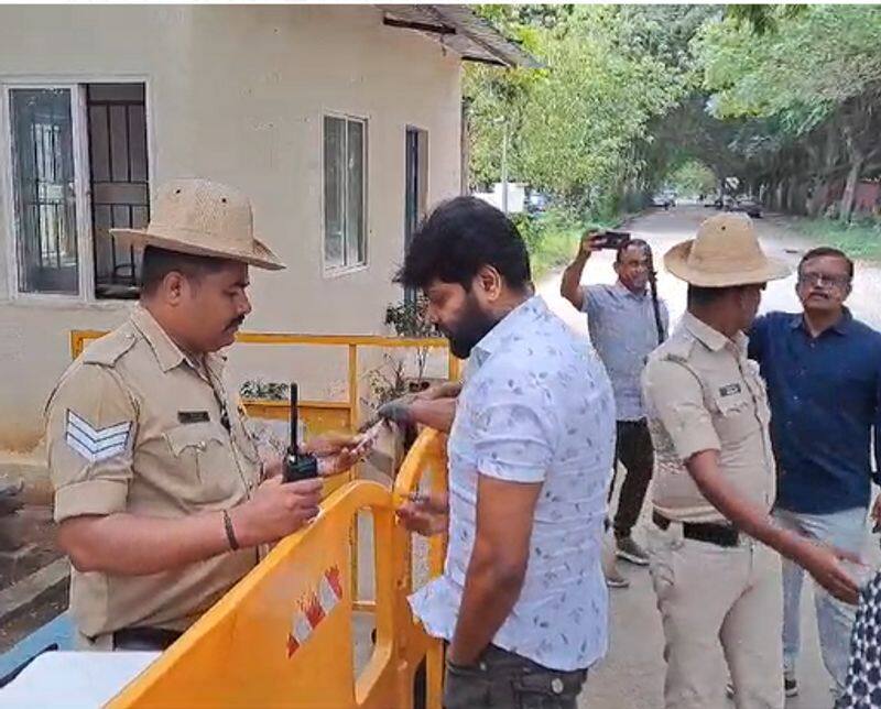 Vijayalakshmi and actor Vinod Prabhakar came to Parappana Agrahara Jail to see actor Darshan sat