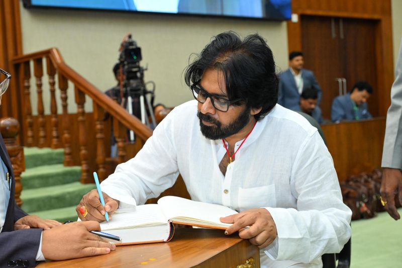 Deputy CM Pawan Kalyan First Signature with Fan gifted Rs.10 pen GVR