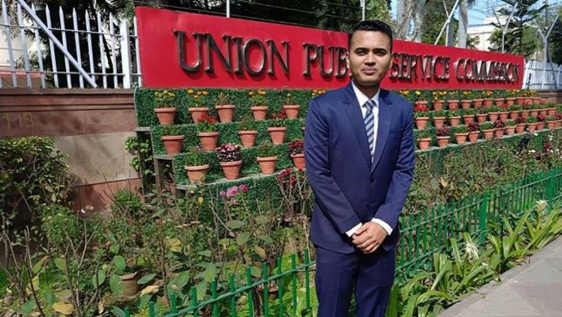 Success Story: 4 साल की उम्र में हॉस्टल...13 साल में अनाथ, ऐसे बने टैक्स इंस्पेक्टर UPSC में ​भी सेलेक्शन