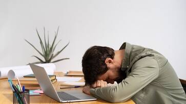 5 Foods to Avoid Eating at Workplace to Prevent Sleepiness iwh