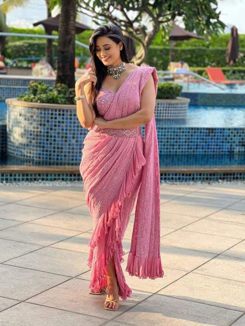 Shweta Tiwari stylish designer saree zkamn