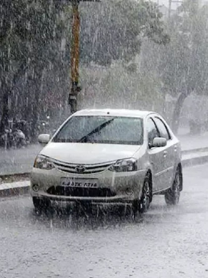 <p>बारिश में सेफ ड्राइविंग के लिए अपनी कार के वाइपर चेक करें। यदि यह डैमेज हैं तो नजदीकी सर्विस प्वाइंट पर बदलवाएं।</p>
