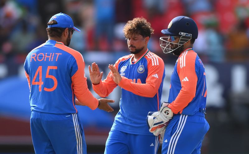 indian wicket keeper rishabh pant collects best fielder medal from dinesh karthik