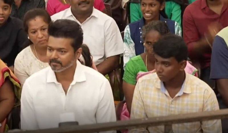 Vijay Mass entry and sit with nanguneri chinnadurai in Education Awards 2024 gan