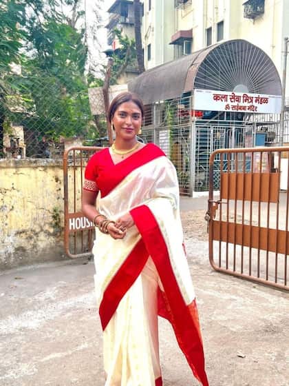 व्हाइट साड़ी