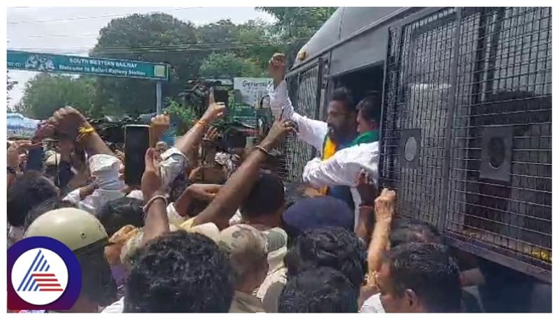 Ex Karnataka minister Sriramulu arrested during protest demanding CM s resignation over Valmiki corporation scam vkp