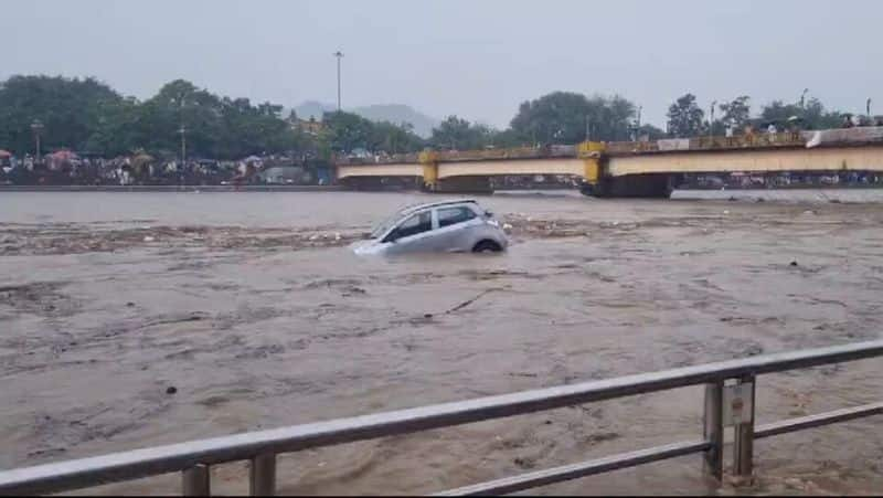 Cars Buses Swept Away By Strong Currents In Haridwar After Heavy Rain sgb