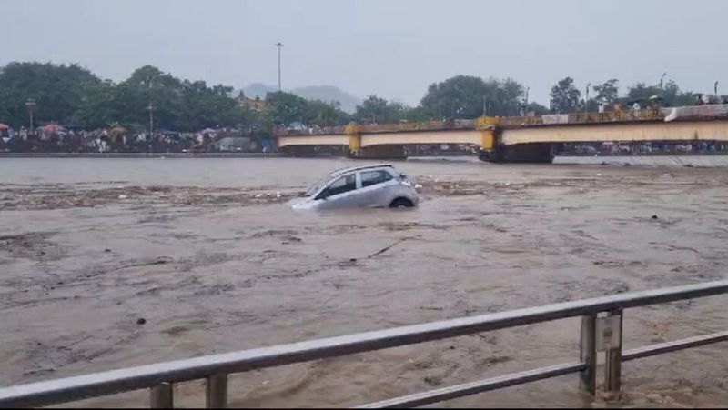 Cars Buses Swept Away By Strong Currents In Haridwar After Heavy Rain sgb