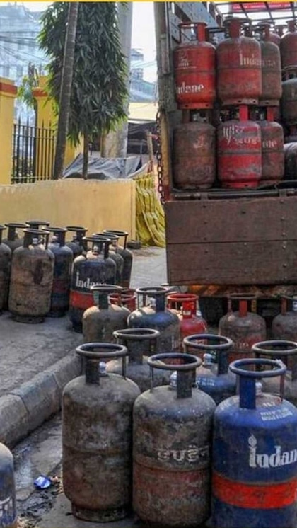 <p>01 जुलाई 2024 से 19 KG वाला कॉमर्शियल LPG गैस सिलेंडर 31 रुपए सस्ता हो गया। दाम घटने के बाद दिल्ली में ये सिलेंडर 1646, कोलकाता व चेन्नई में 1756, मुंबई में 1629 रुपए का हो गया।</p>
