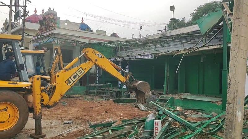 more than 100 shops and residents demolished by officers as per court order near palani murugan temple in dindigul vel