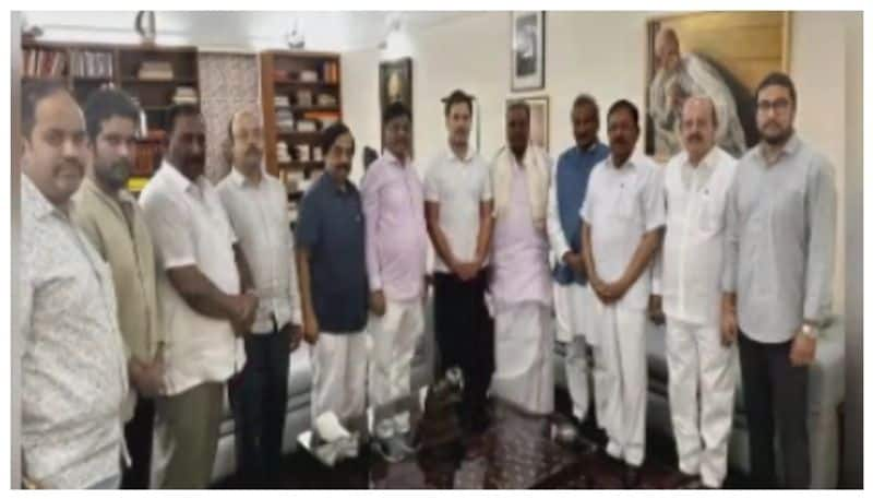 Siddaramaiah met Rahul Gandhi on CM change nbn