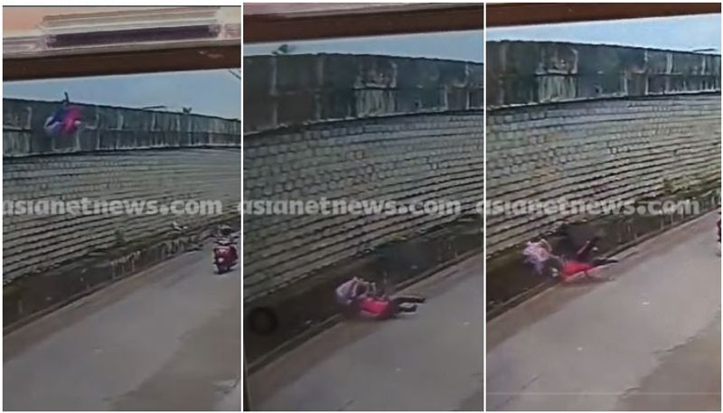 Kerala: Woman dies after scooter falls off flyover in Thiruvananthapuram [WATCH] anr