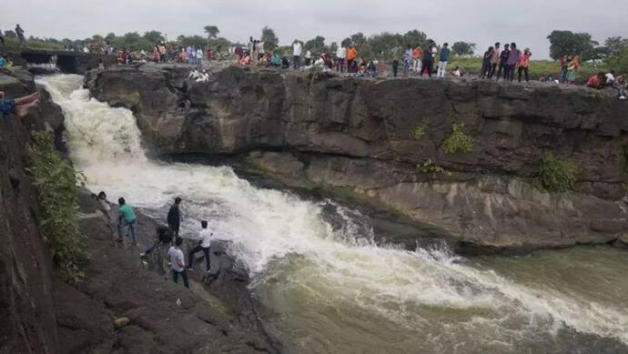 बारिश में जा रहे हैं पहाड़ियों पर घूमने- झरनों में नहाने तो इन 5 बातों का रखें ध्यान