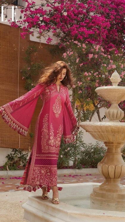 <p>दिशा पटानी पिंक पाकिस्तानी सूट में अप्सरा से कम नहीं लग रही है। उन्होंने हैवी थ्रेड वर्क का स्ट्रेट कट सूट कैरी किया है। वी नेक पर बने सूट को लूज कैप स्लीव डिजाइन खास बना रही हैं। </p>
