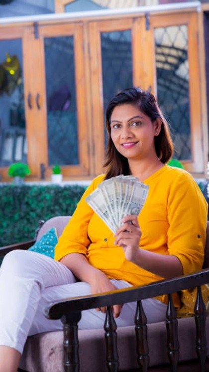 <p>दिल्ली की केजरीवाल सरकार ने CM महिला सम्मान स्कीम को लागू करने की तैयारी कर ली है। इस योजना के तहत 18 वर्ष से अधिक एज की महिलाओं को 1,000 रुपये की आर्थिक मदद करना है।</p>
