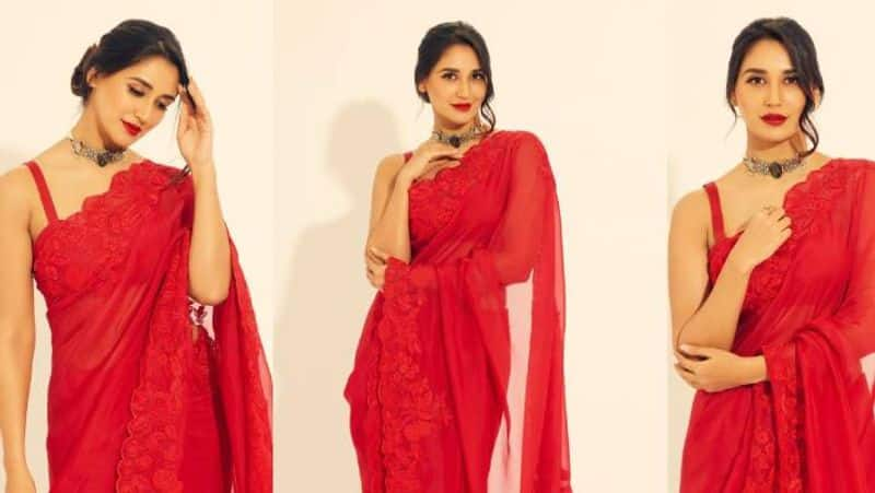 Actress Nikita Dutta Ethenic wear Idea for young girls xbw