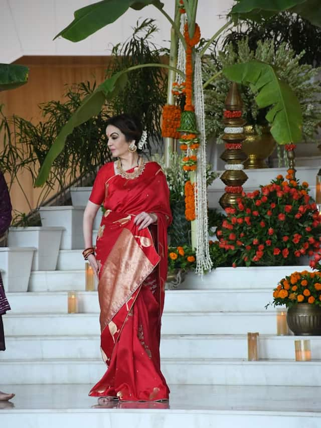 nita ambani red saree look  design at mass wedding anant ambani radhika merchant marriage kxa