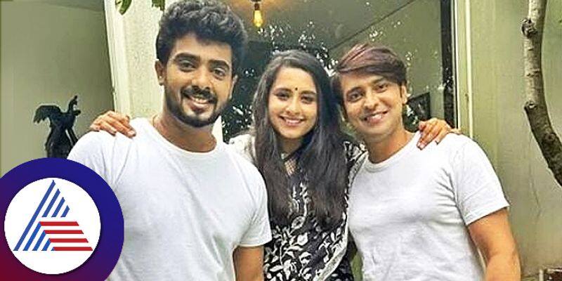 zee kannada actors Jayanth Jahnavi and Vishwa clicks photo together pav