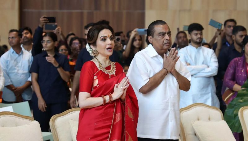 Ambani Family's Generous support for AP & Telangana Flood Victims.. Mukesh & Nita Ambani GVR