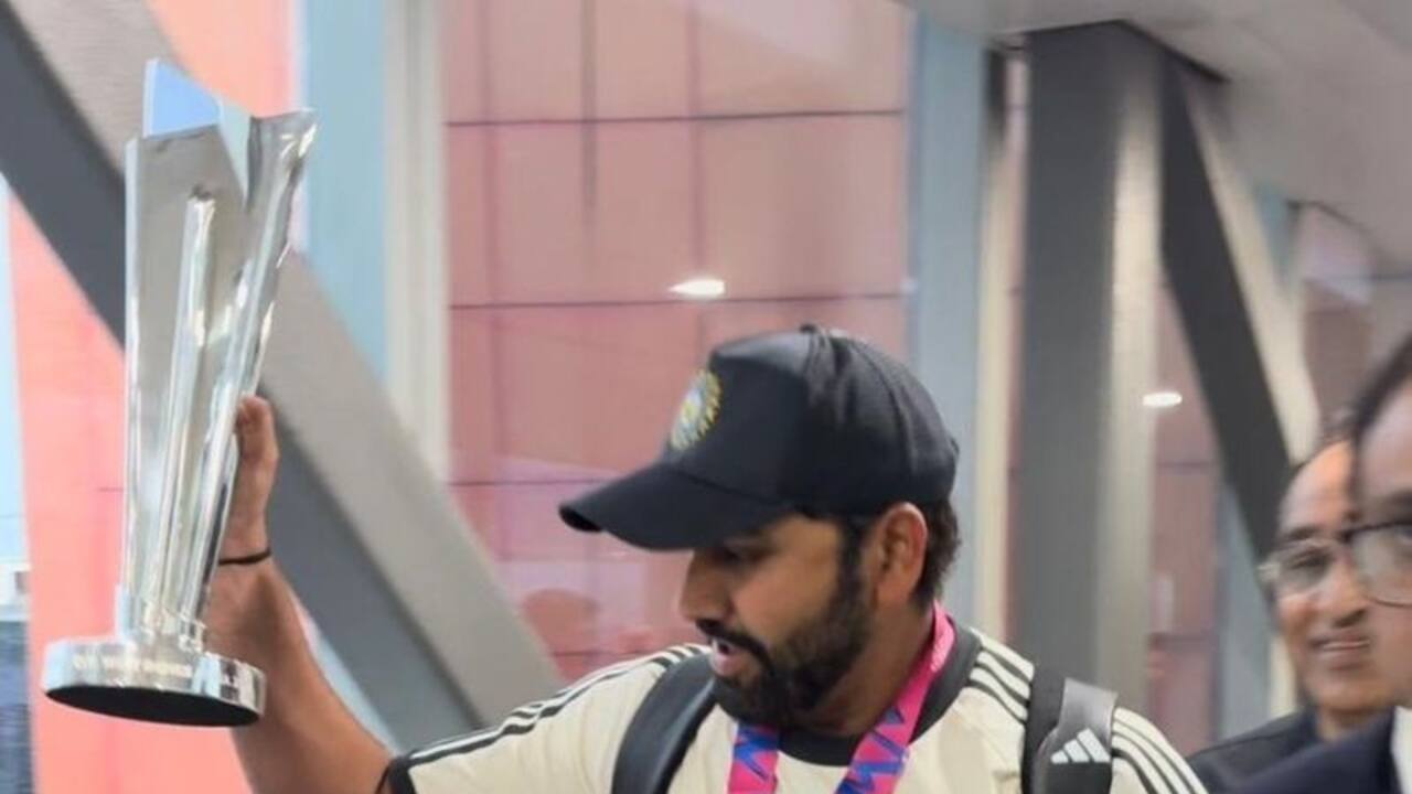 ट्राफी लिए भारत पहुंची टीम इंडिया, ढोल की ताल पर रोहिता शर्मा ने किया डांस, Watch Video 