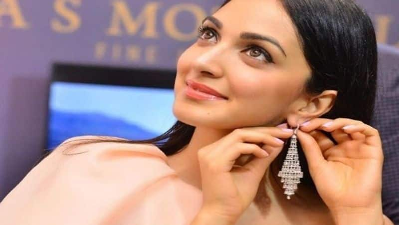 Kiara Advani stylish jhumka jewelry  zkamn