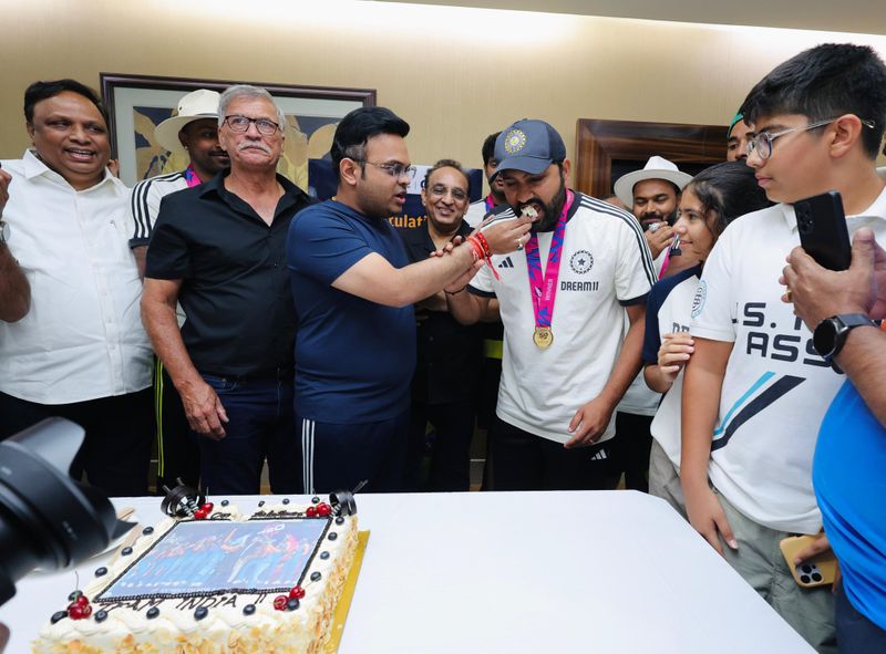 Jay Shah welcomes T20 World Cup 2024 Winning Captain Rohit Sharma with a bouquet of flowers at Delhi Airport rsk