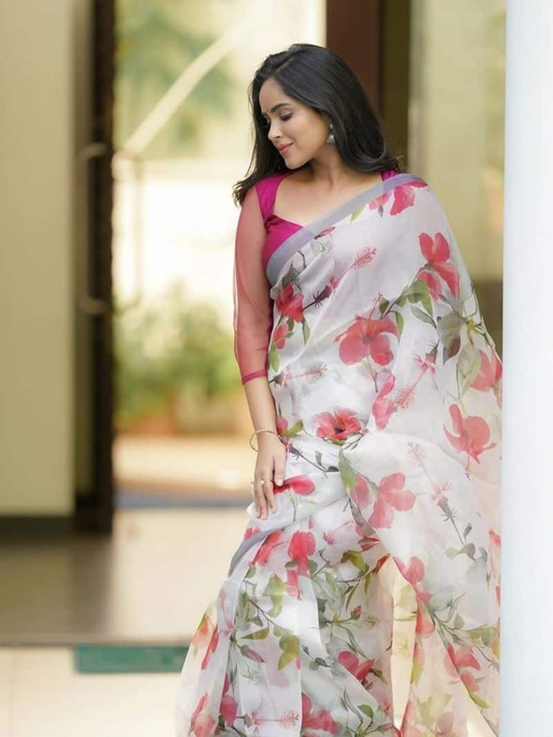 Kanmani manoharan latest floral saree zkamn