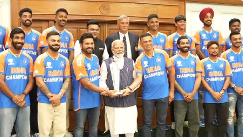 Indian Cricket team meets PM Modi t20 world cup trophy rohit sharma rahul dravid watch video zrua