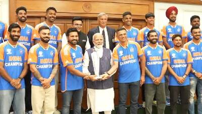 Indian Cricket team meets PM Modi: पीएम मोदी को सौंपी T20 वर्ल्ड कप ट्राफी...लगे ठहाके-देखें वी​डियो