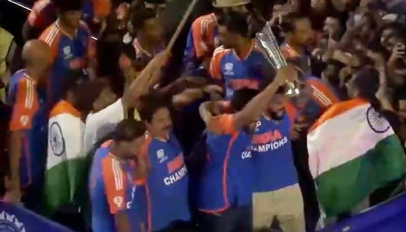 Video of the day: Rohit Sharma, Virat Kohli lift T20 WC trophy together during India's victory parade (WATCH)