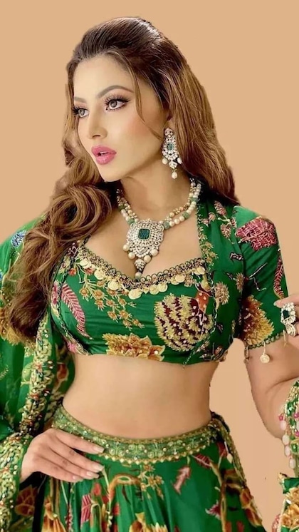<p>उर्वशी हमेशा लाइमलाइट में रहती हैं काफी बयानों के कारण तो कभी सोशल मीडिया में पोस्ट की वजह,फिलहाल वह फिल्मों से दूर हैं लेकिन इसके बाद भी उनकी पॉपुलैरिटी में कमी नहीं है।</p>
