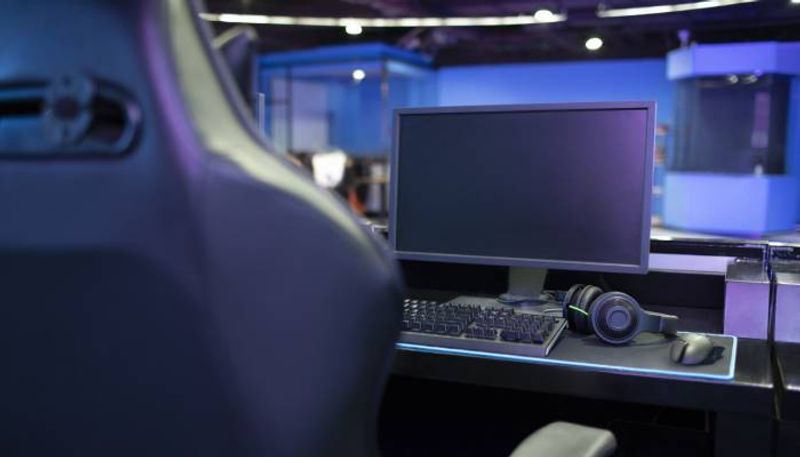 man died at internet cafe unnoticed for 30 hours  