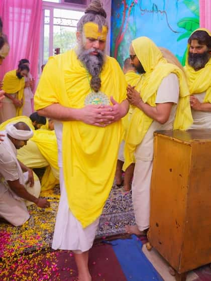 <p>वृंदावन के प्रसिद्ध संत प्रेमानंद महाराज जी सत्संग में लोगों के सवालों का जवाब देते हैं। एक संत ने उनसे पूछा कि मन में अपने इष्ट को कैसे बसाएं? आइए जानते हैं जवाब।</p>
