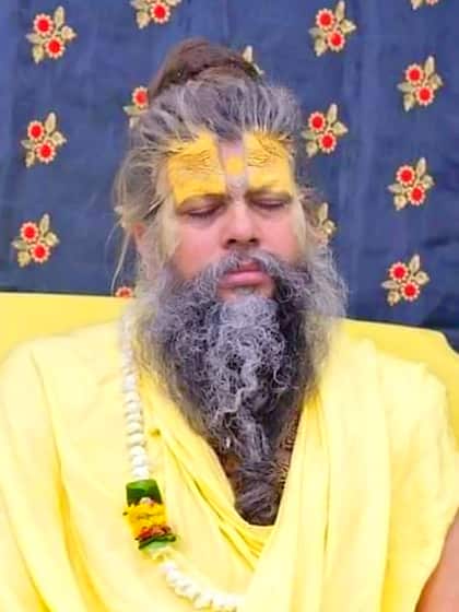 <p>प्रेमानंद जी कहते हैं कि मन में राधा, शिव पार्वती या इष्ट का मंत्र अपने भावों की सहायता से लिखो। यदि उसी को देखने लगोगे तो हजारों माला जप का लाभ एक बार में मिल जाएगा।</p>
