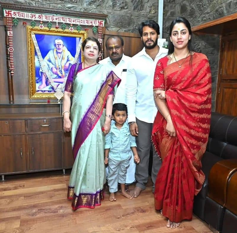 Nikhil Kumaraswamy with with wife revathi union minister hd kumaraswamy visits Shirdi Sai Mandir pav