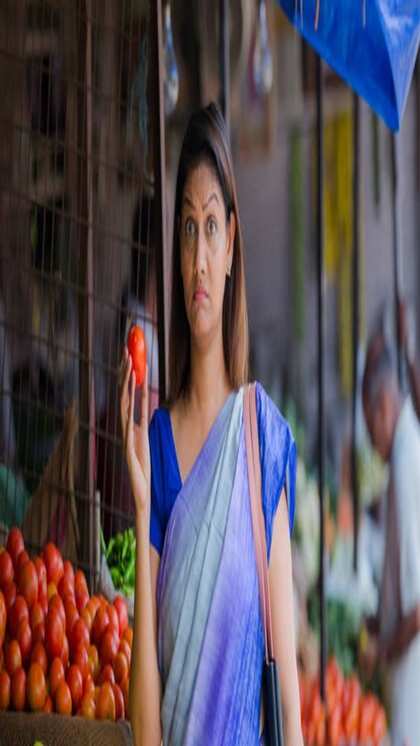 <p>सब्जियों का जायका बढ़ाने वाला टमाटर इस समय औकात से बाहर हो चला है। बीते 15 दिन के अंदर इसकी कीमत 40 रुपये KG से बढ़कर 80 रुपए पर KG हो गई है।</p>
